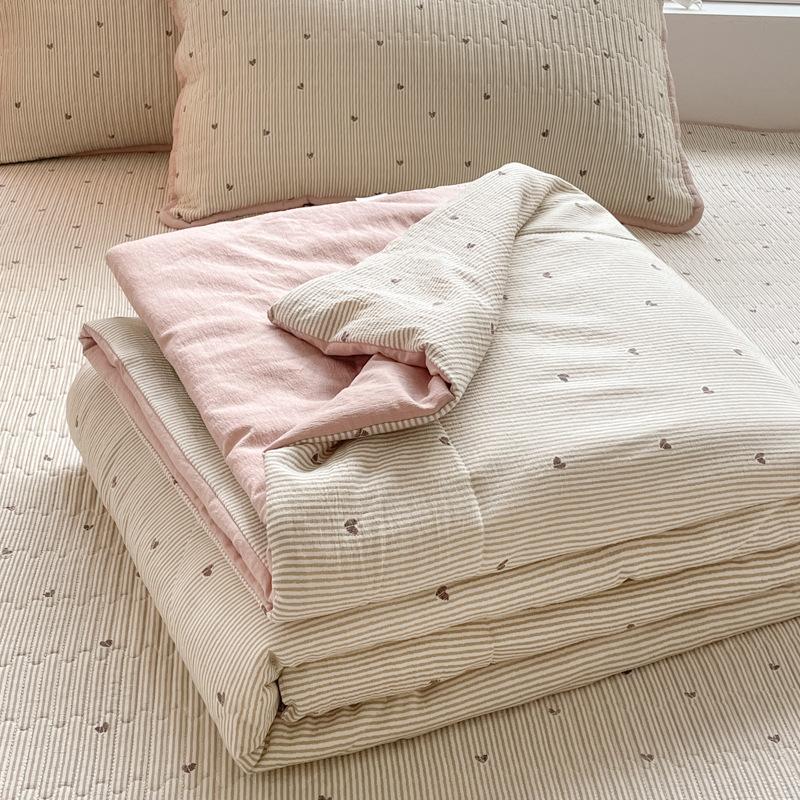 

Double Layer Gauze Safe Summer Quilt Cooling Blanket Machine Washable Bedding Set Air Conditioning Cover Lightweight Gift Bedding 150*200cm