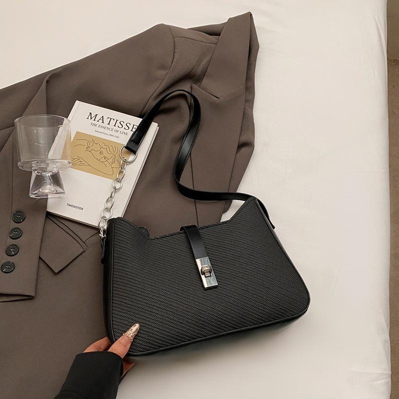 

High-end bag trendy women s bag spring and summer simple and versatile commuter shoulder bag texture niche underarm bag чорний