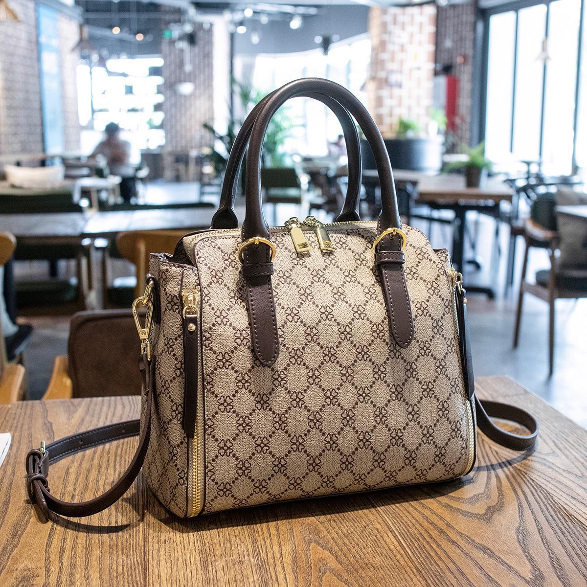 

Сумка через плечо Carlo Daisy в стиле ретро - большая вместительная контрастная цветная сумка для мам коричневый