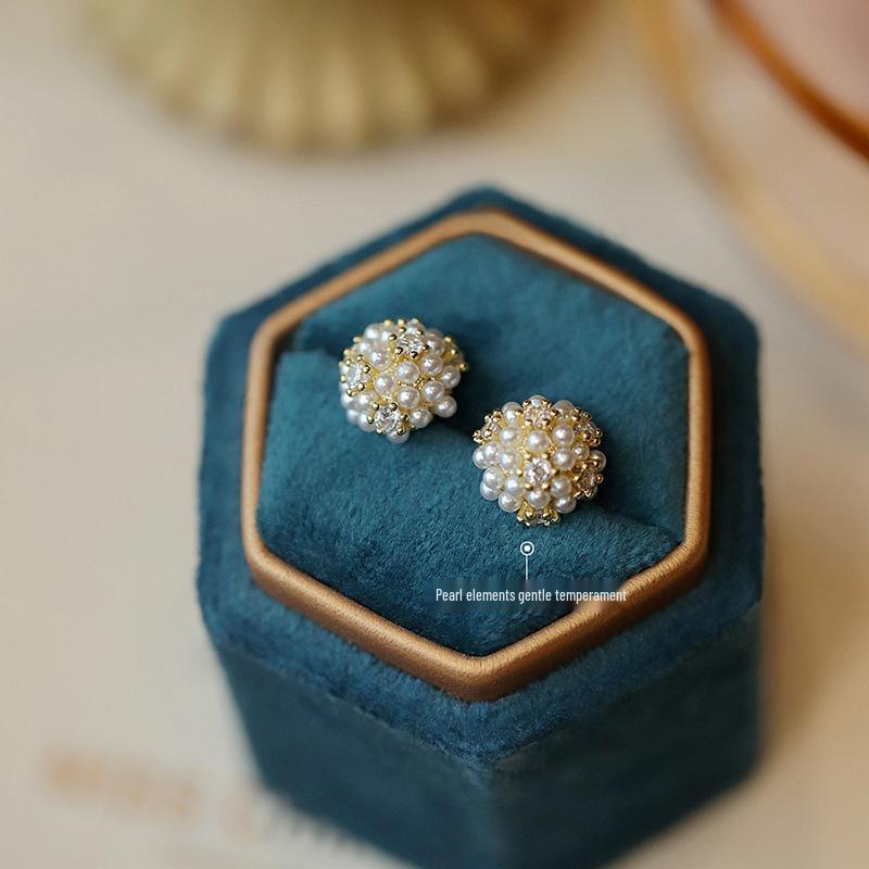 Boucles d'oreilles de luxe tendance 2024 accrocheuses pour femmes: Boucles d'oreilles à clous tendance et polyvalentes pour l'automne et l'hiver