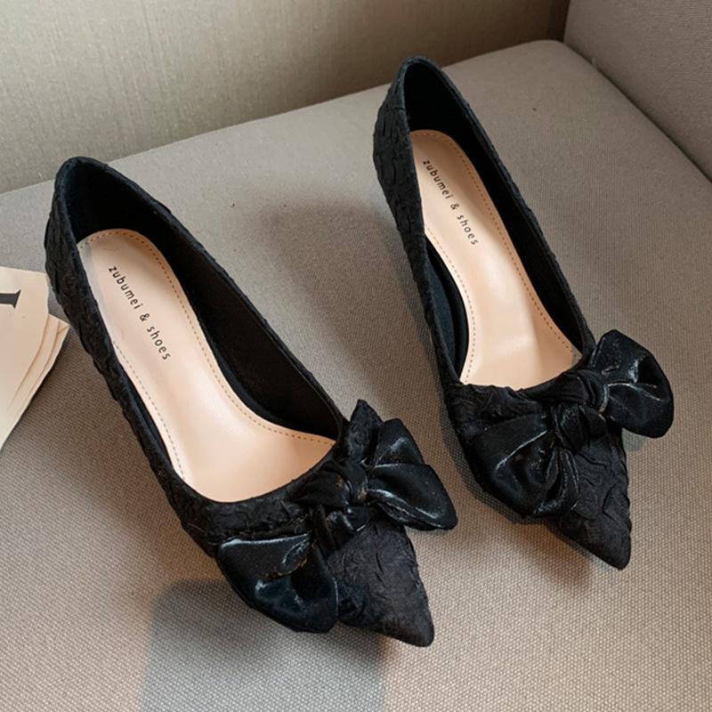 

Атласные туфли на высоком каблуке. Новые женские туфли на высоком каблуке с острым носком и бантом. Женские туфли на тонком каблуке и с неглубоким горлышком. 39 чёрный