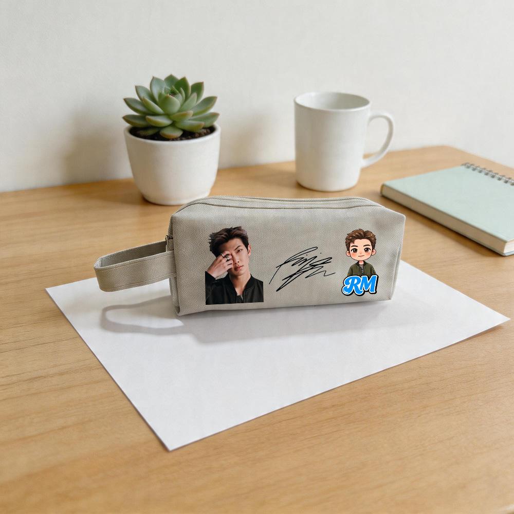 1 Stück Kpop BTS Mitglied Leinwand Federmäppchen Niedliche Chibi Figur Echtes Foto Unterschrift Make-up Tasche Multifunktionale Organizer Tasche mit Griff, Army Merch