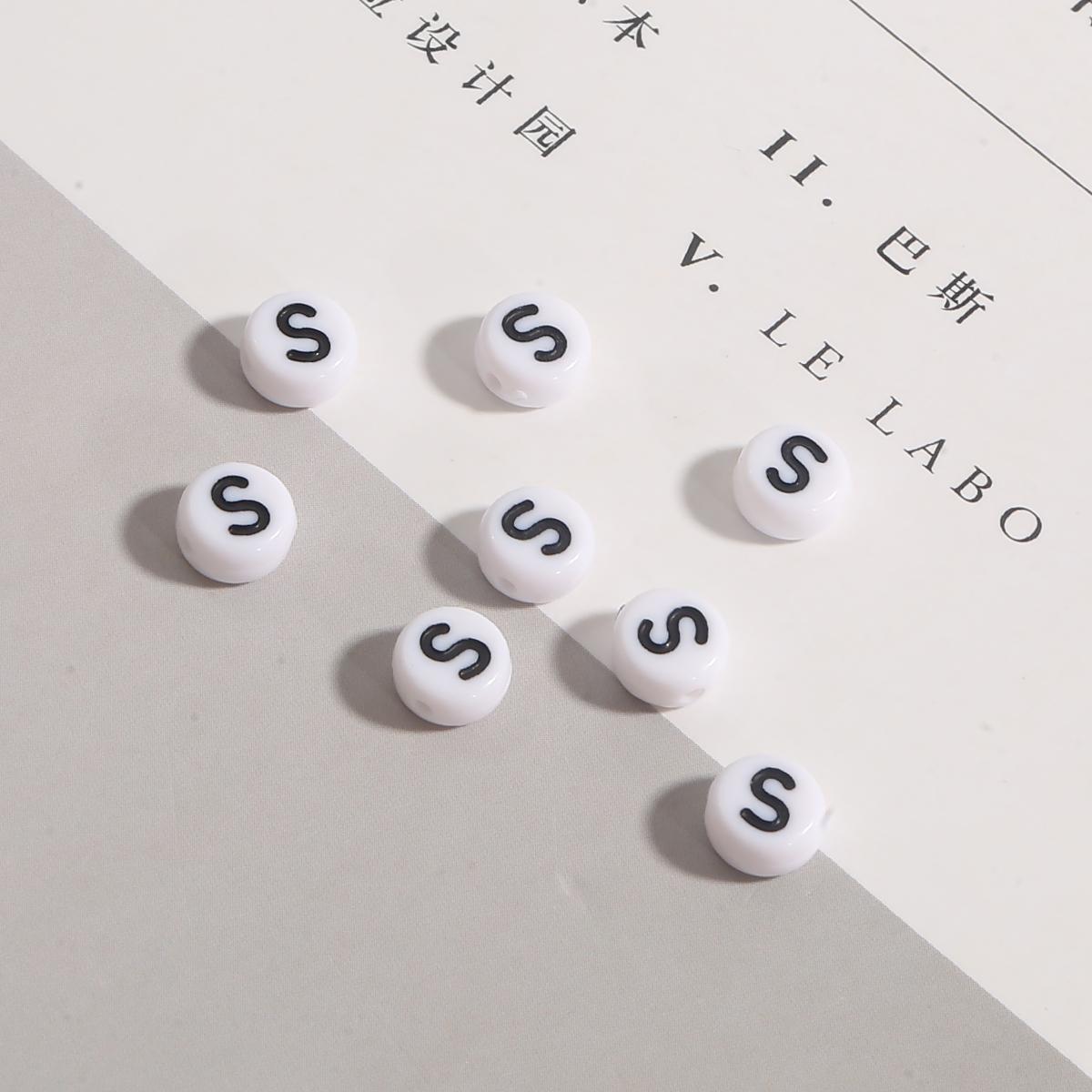 

100 шт. Літери з бісеру. Круглі літери. Алфавітні намистини. Акрилові намистини. Виготовлення ювелірних виробів своїми руками. Браслети. Намисто. Аксесуари. S чорний/білий