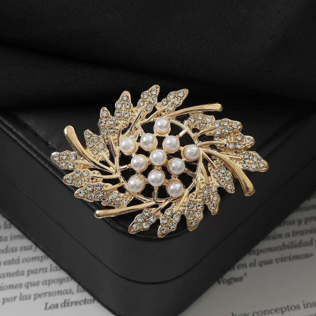 Elegant Versatile Light Luxury Corsage Brooch with Niche Design - Anti-Exposure Pin
