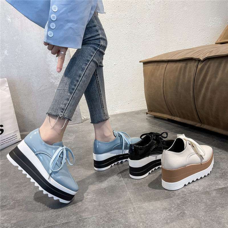 Taglia 35-43, scarpe da donna taglia grande testa quadrata scarpe muffin da donna 41 suola platform versatili stile britannico pelle verniciata stringate mocassini 42