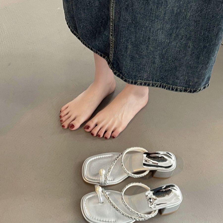 Coarse heel set toe pearl word sandals women's 2025 summer new fashion black temperament slippers women's outer shoes