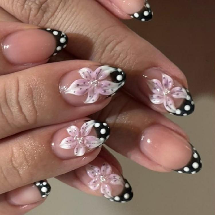 Beautiful Black 3D Floral Press On Nail Set Comfortable Wear Short Over False Nail For Weddings And Gatherings