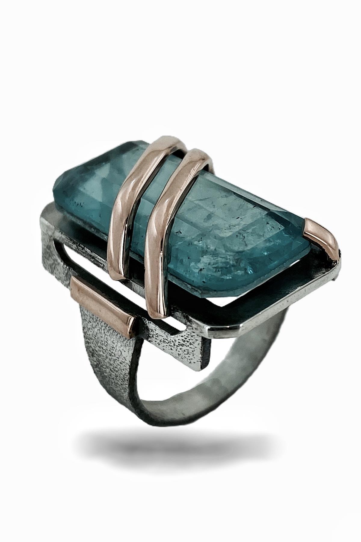 

Кольцо из серебра 925 пробы с натуральным синим топазом ручной работы особого качества