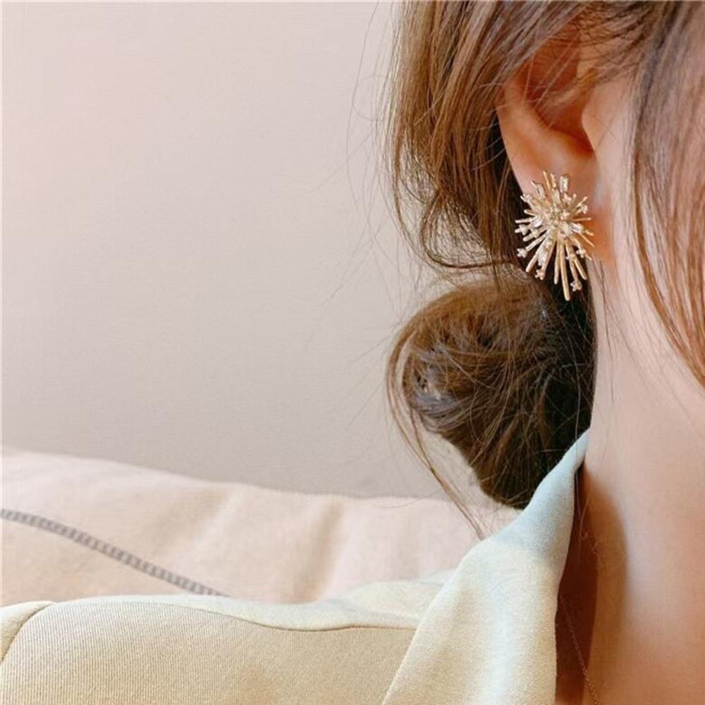 Korean Exquisite Shining Brightly Rhinestone Snowflake Stud Earrings for Women Bride Wedding Temperament Jewelry Accessory Gift