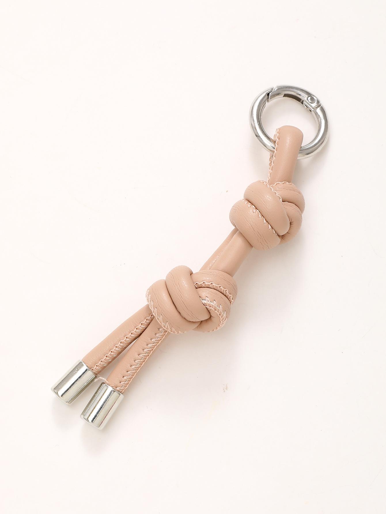 

Сделай сам брелок-подвеску из плетеной кожи конфетного цвета