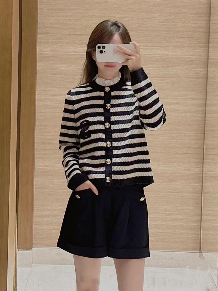 Yingjie S 2023 Autumn/Winter Retro French Ruffled Collar Striped Knit Cardigan with Embroidered Lettering