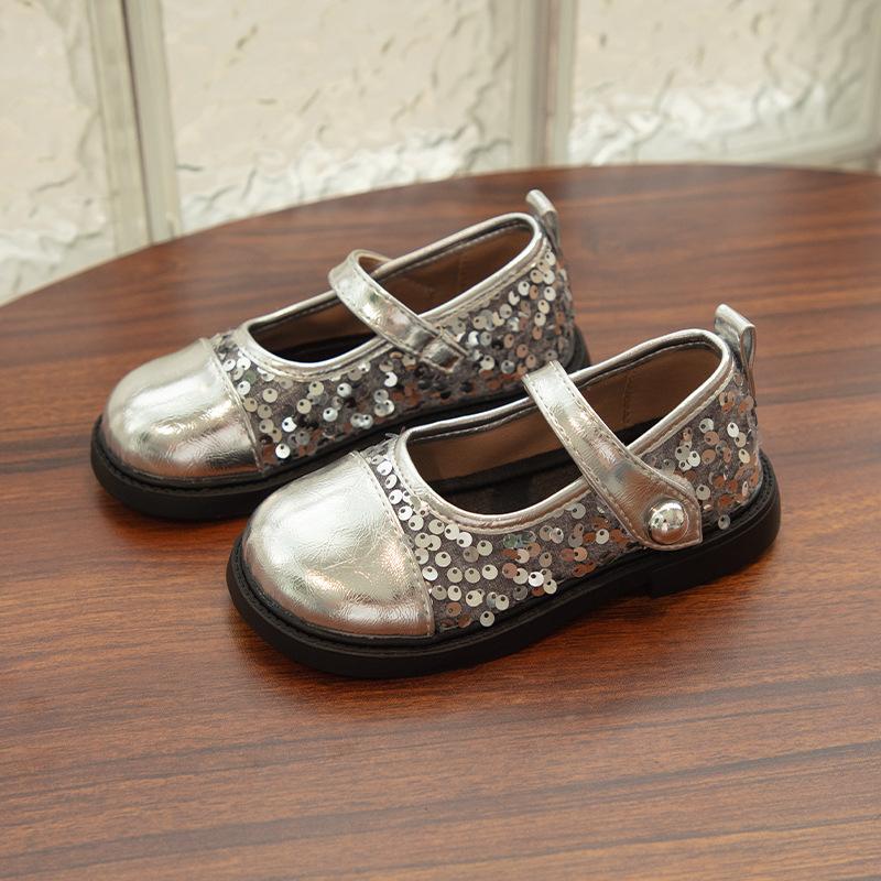 

Стильні сріблясті блискучі туфлі для дівчинки, осінні новинки, дитячі корейські туфлі на м’якій підошві, шкіряні туфлі зі зрощеним ротом 36 слонова кістка