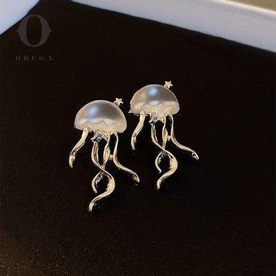 Women Floating Jellyfish Earrings Stud Silver Color Transparent Crystal Cute Deep-Sea Jellyfish Post Earrings Cute Girls Jewelry