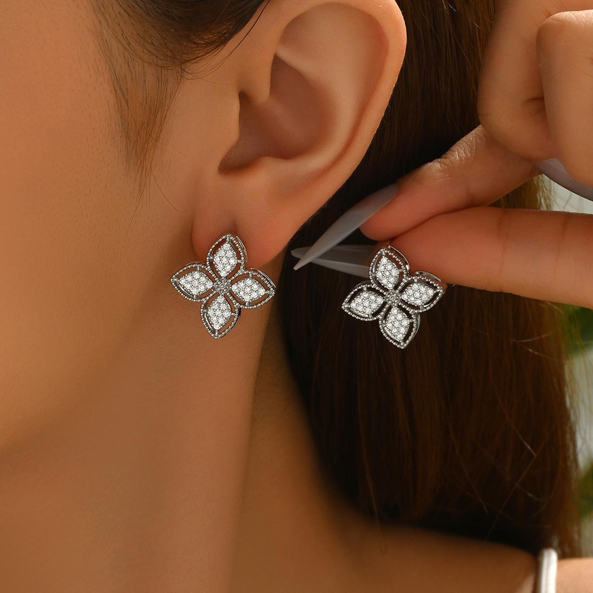 

Light luxury women s stud earrings, versatile four-leaf clover flower design inlaid zircon earrings, high-end earrings for women