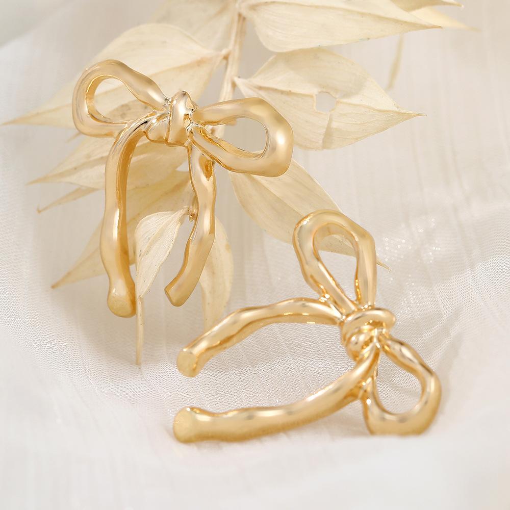 Sweet Girl Gold Glossy Bow Stud Earrings Women Light Luxury Design Sense Simple Fashion Temperament Earrings Women
