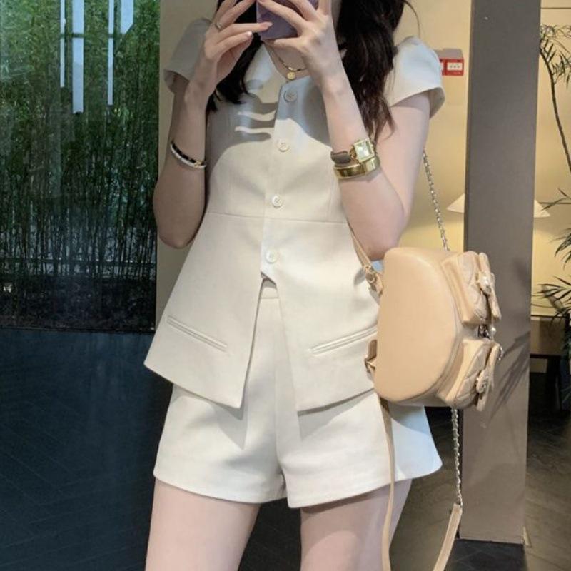 

Женский элегантный летний комплект жилет и шорты M