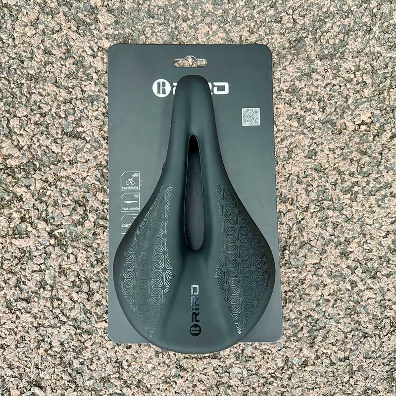 Ultra-Light Carbon Fiber Bicycle Saddle With Hollow Design Short Nose Wide Profile Road Mountain Bikes