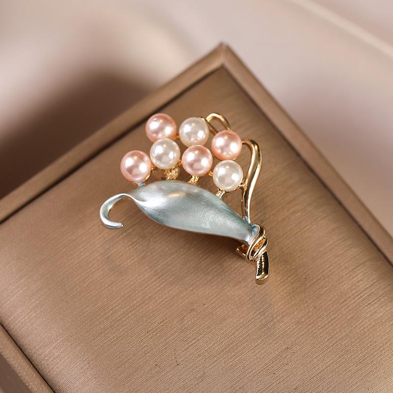 High-end and Light Luxury Pearl Flower Anti-glare Brooch, High-end and Light Luxury Personalized Sweater Pin
