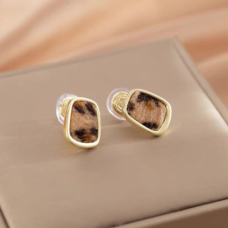 Women's Leopard Print Round Flocked Hoops: Unique Autumn/Winter European Statement Earrings for a Smaller Face Look
