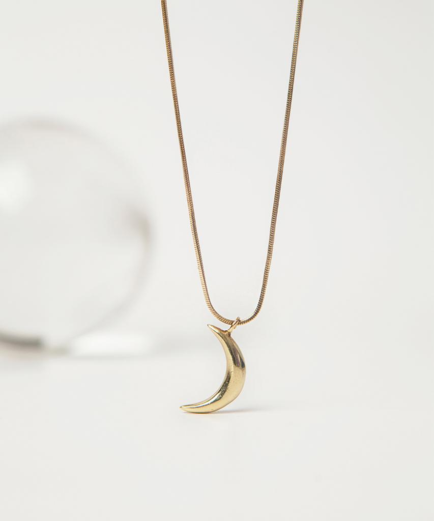 Studio Selmyeot Crescent Moon Necklace