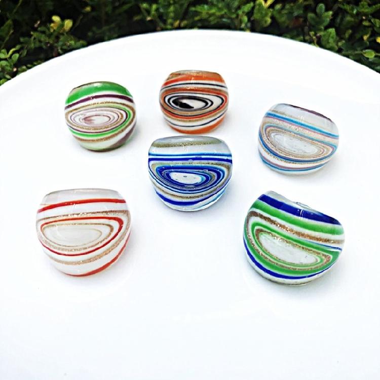 Umělecky zhotovené skleněné prsteny s květinovými motivy obalené drátkem Etnické galaktické téma Pohodlné šperky Kulturní designy