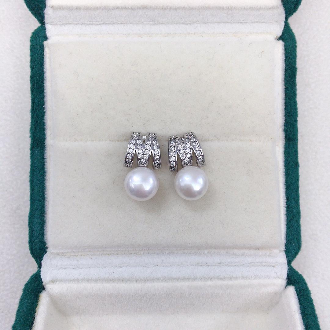 

Simple Fashion Freshwater Pearl and Zircon M Stud Earrings срібний