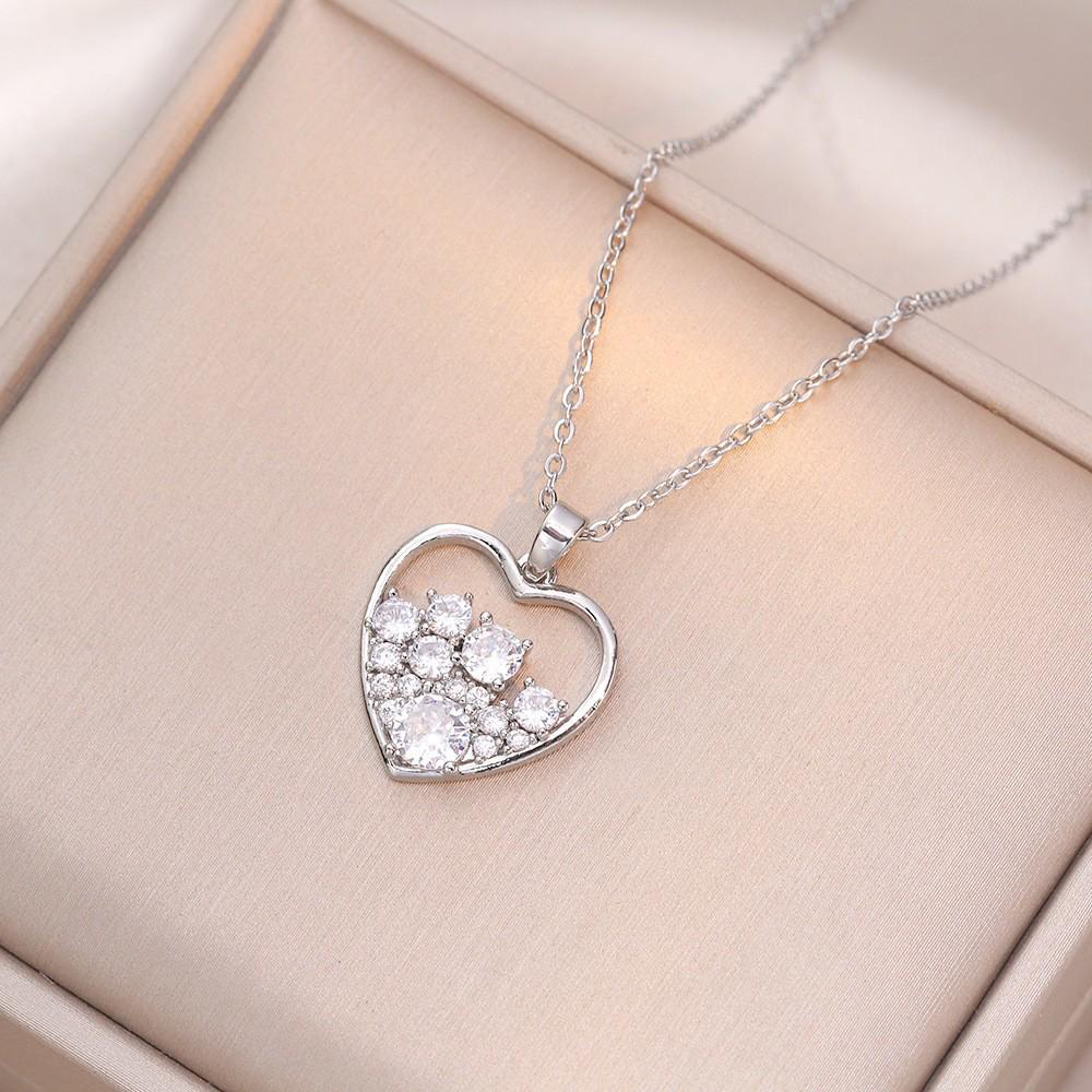 Women's Fashion Heart Pendant Necklace - Elegant, Simple Design, Versatile Clavicle Chain Jewelry