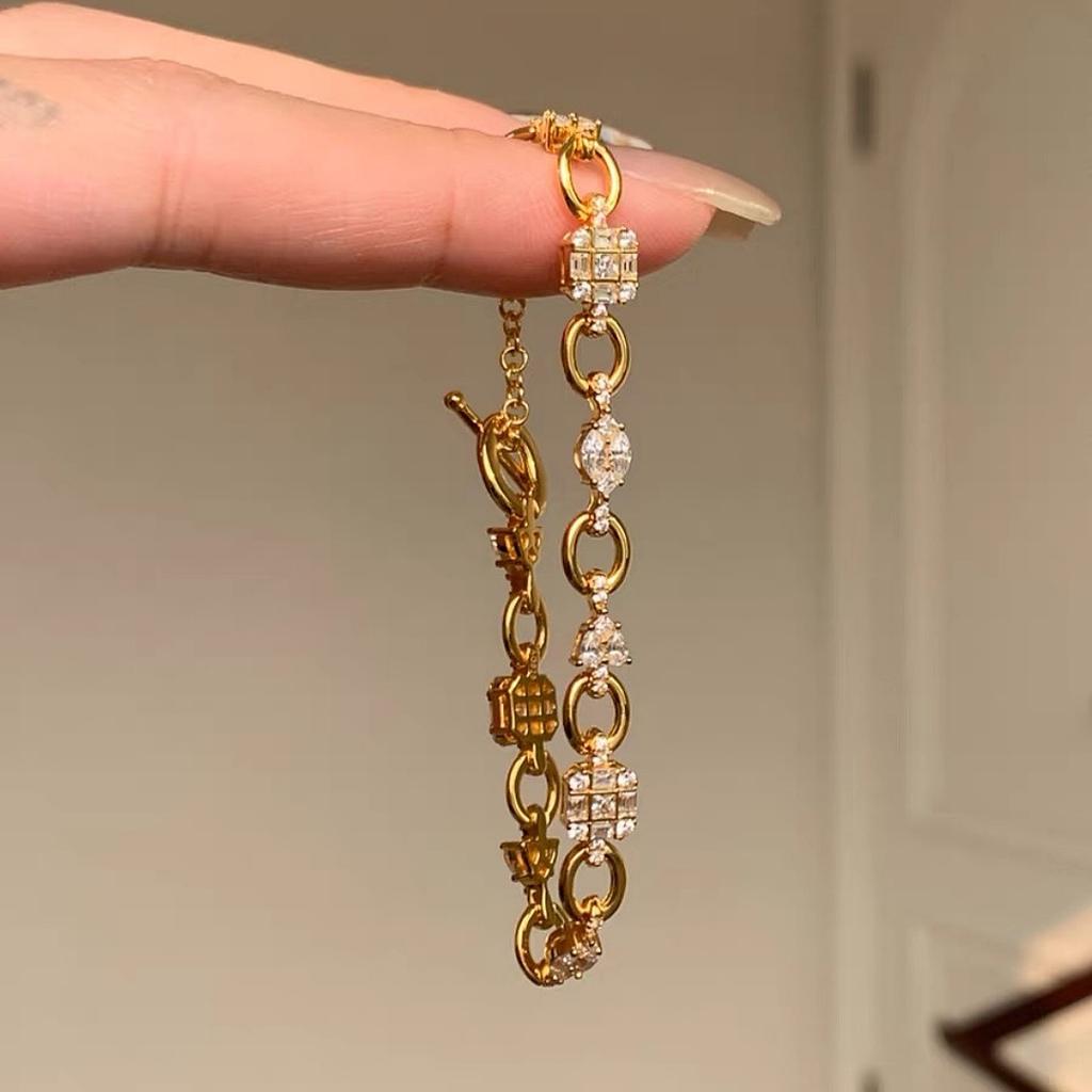 Old Money Stil~Französisch-stiliges ineinandergreifendes Diamant-OT-Schnallen-Armband für Damen, leichter Luxus, Nische, exquisit, High-End, gespleißter Schmuck