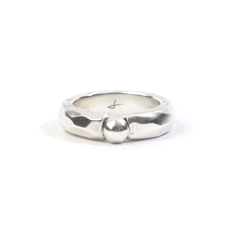 SEWNSWEN SILVER BALL HAMMERED RING