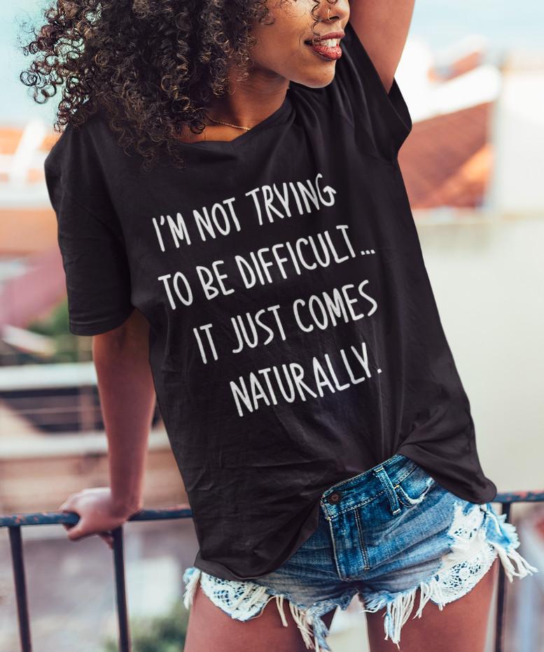 

Я не пытаюсь быть сложным Крутой юмор Саркастические смешные высказывания Графические футболки S