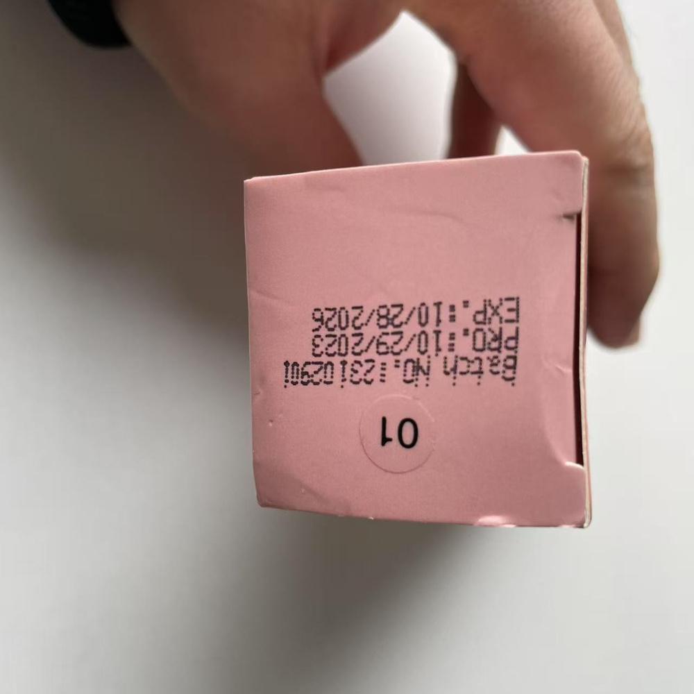 

Отшелушивающая помада для губ, бархатисто-матовый финиш, легкое нанесение цвета! Долговечная, водонепроницаемая и антипригарная чашка. Обогащен натуральными экстрактами