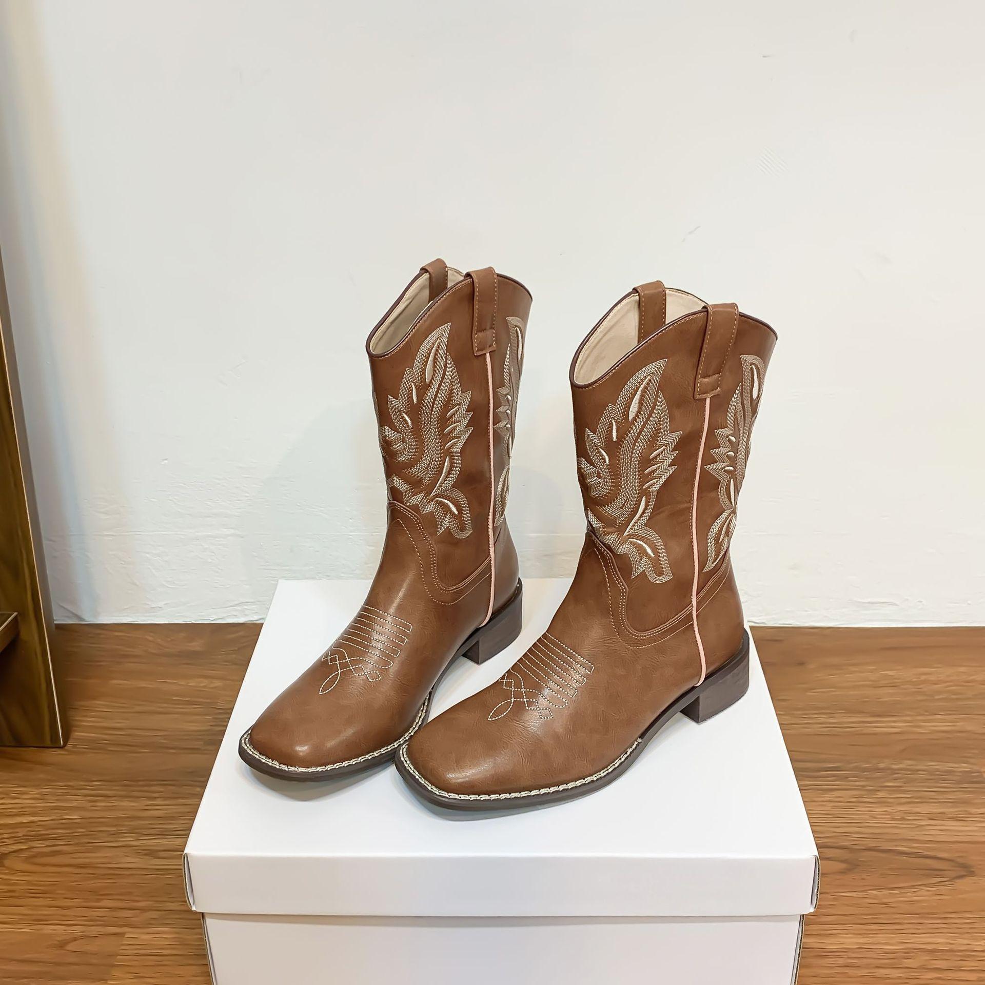 

Вышитые сапоги в стиле гуофэн, ковбойские сапоги, новая зимняя коллекция 2025, сапоги-рыцари средней длины, нишевые ретро сапоги с V-образным вырезом 40