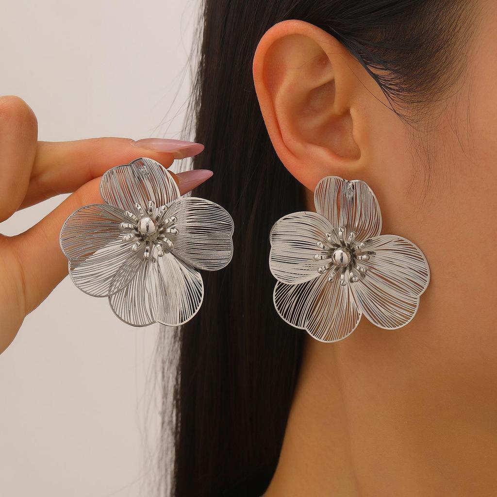 Exquisite Gold Flower Necklace & Dazzling Floral Stud Earrings - High-End Luxury Collection