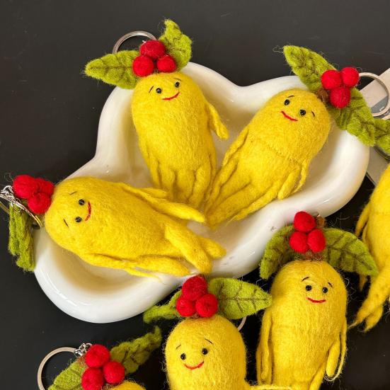 Felt Ginseng Keychain Handmade Wool Felt Ginseng Fruit Bag Charm with Leaves Soft