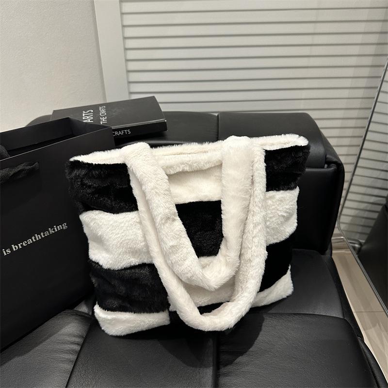 New Fashion Plaid Plush Bag Versatile Casual Lightweight Large Capacity Tote Bag Practical Shoulder Underarm Bag