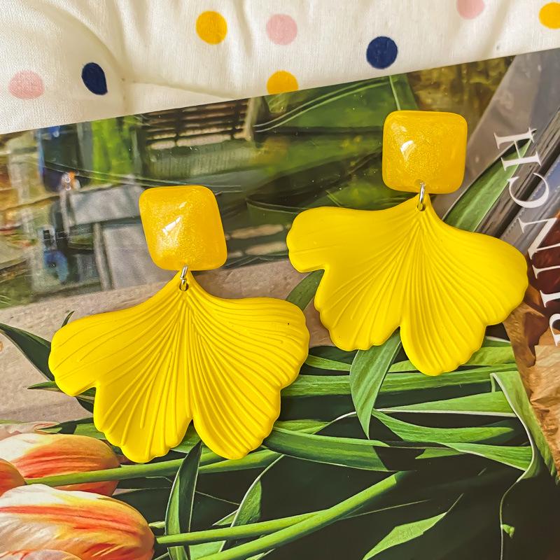 

Серьги в красный горошек в стиле ретро в Гонконге: Игривый и элегантный дофаминовый импульс