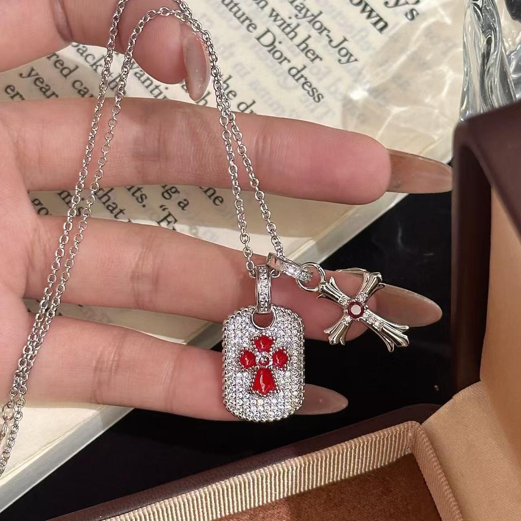 Chloe The Design Is Full of Diamond Crosses, Hang Tags, Necklaces, Trendy Cool Stars, and Classic Hip-hop Sweater Chains of the Same Style.