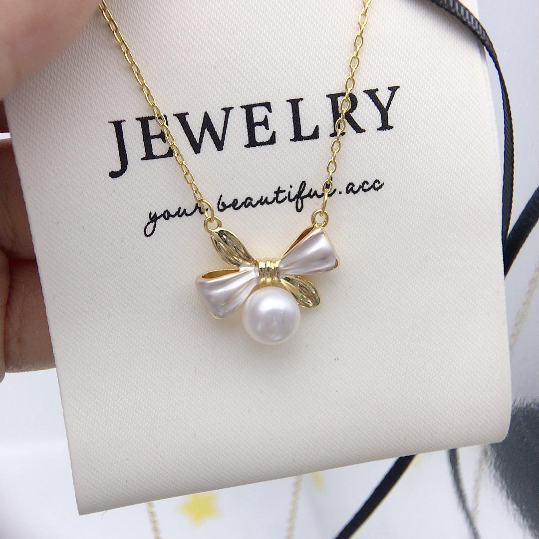 

Natural Freshwater Pearl Necklace with Bow Accent білий