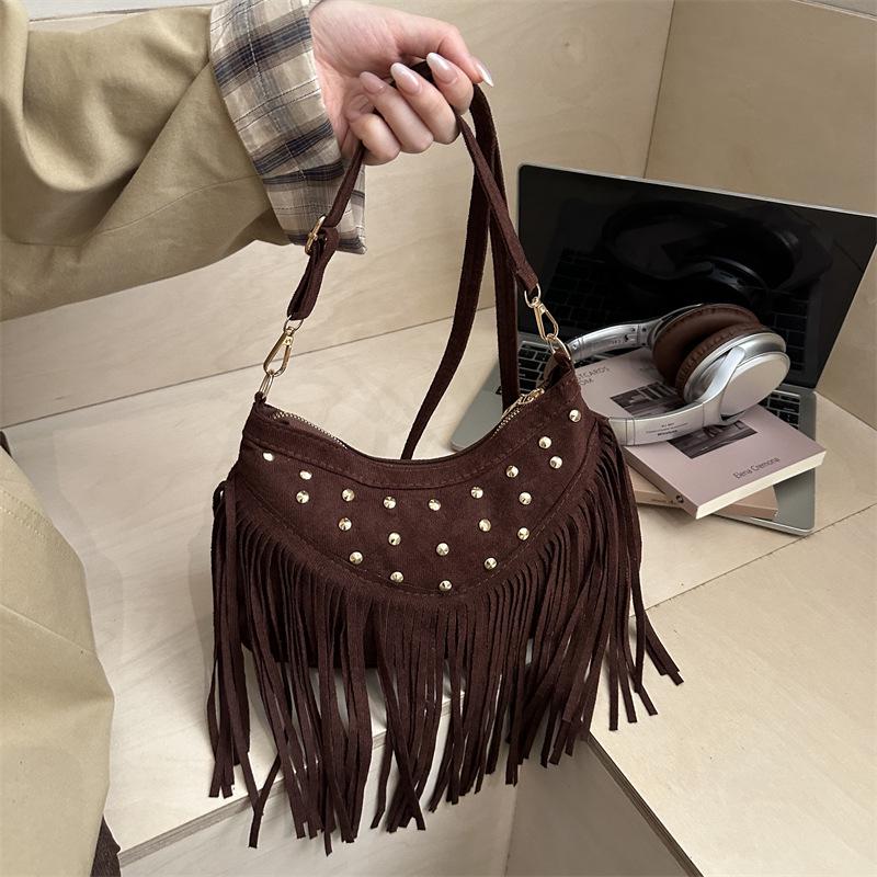 

Замшевая сумка-пельмень с кисточками и заклепками - Осень/Зима 2025 Бохо через плечо кофейный