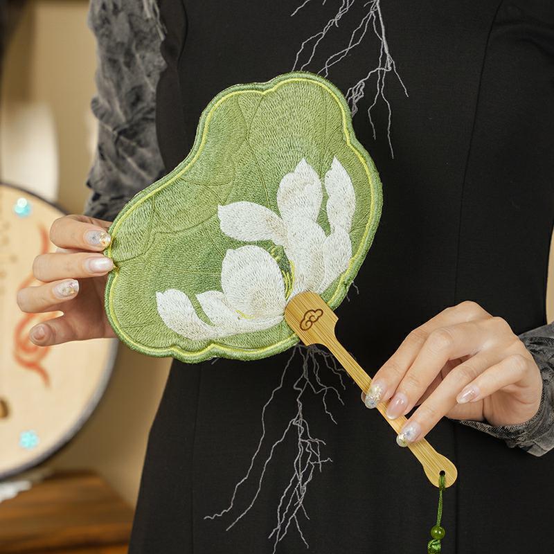 Runder Fächer im antiken Stil mit Stickerei, chinesischer Stil, blütenförmiger Handfächer mit Anhänger-Quasten, Cheongsam Hanfu Zubehör