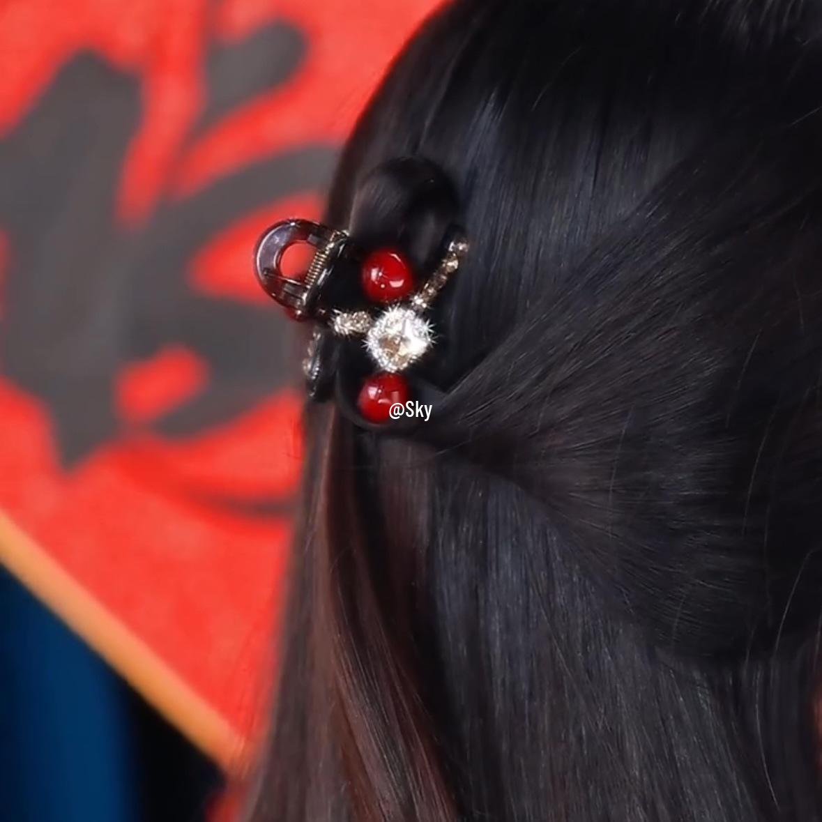 

2025 Versatile Small Red Bean Claw Hair Clip for Side Bangs 3.5 cm Small