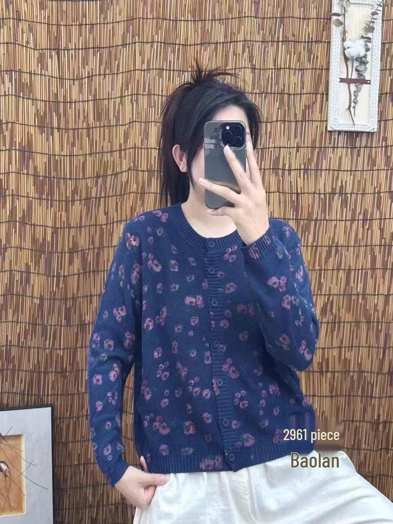 Autumn 2025 Korean-Style Print Cotton Knit Sweater: Casual Loose-Fit Long Sleeves in New Academic Style.