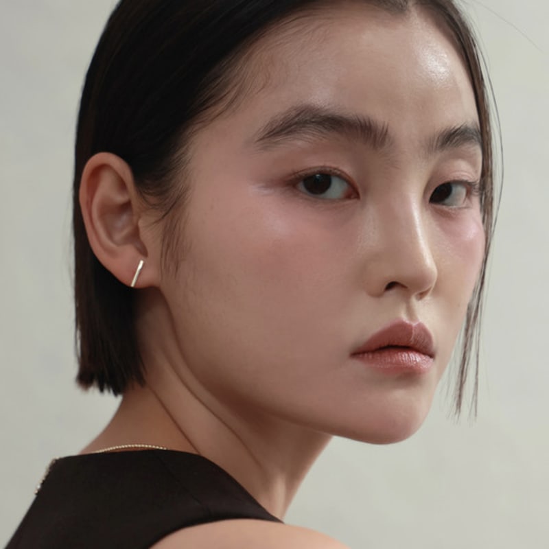 Less is more 14K gold bar earring