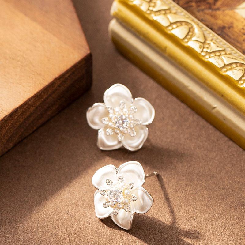 

French elegance temperament small fragrant wind diamond set pearl paint flower stud earrings sweet personality high sense earrings