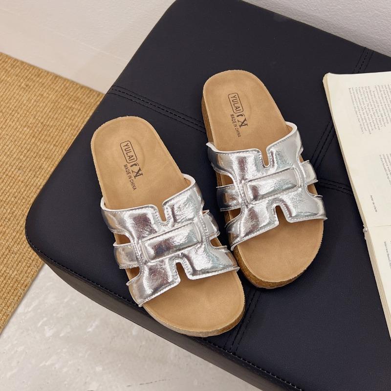 

Thick-soled slippers for women s summer wear, new with skirts, soft-soled one-word slippers, seaside vacation cool slippers 35 серебряный