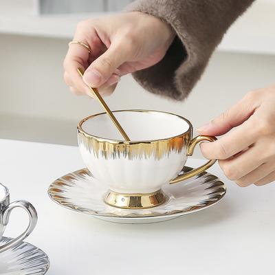 Conjunto luxuoso de xícaras de café com bordas douradas e prateadas, um conjunto completo de xícaras e pires de cerâmica, xícaras de chá camélia de alta qualidade para a tarde