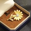 New Korean version of stone-inlaid gold brushed craftsmanship daisy brooch temperament niche bouquet pin coat accessories men and women