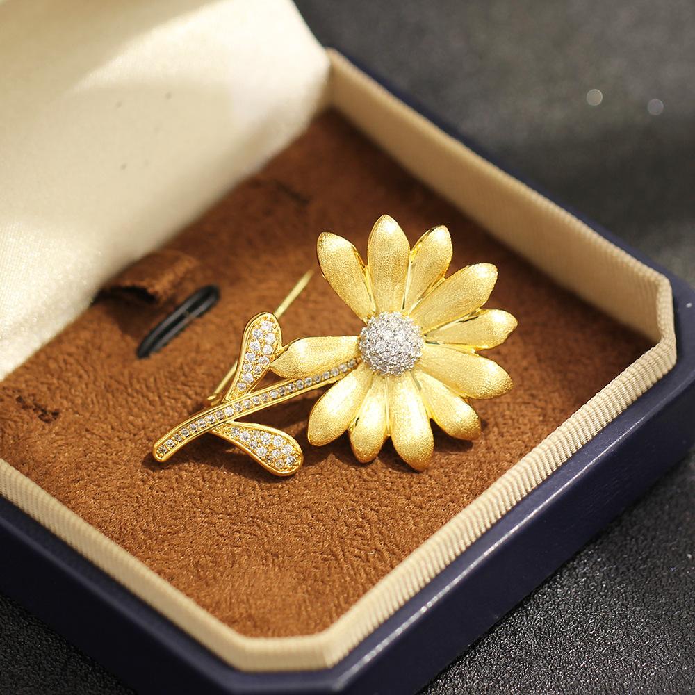 New Korean version of stone-inlaid gold brushed craftsmanship daisy brooch temperament niche bouquet pin coat accessories men and women
