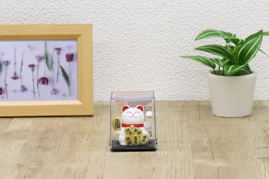 Castle Enterprise S Mini Waving Cat Set of Bulk A Delightful Japanese Souvenir for Comes In a Clear Case Maneki-neko [Oval] (White) Solar-Powered,