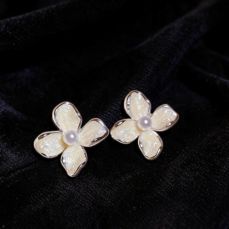 Elegant Floral Pearl Stud Earrings with Silver Needle - French Chic Fashion Jewelry with Niche Design for Women's Sophisticated Style.